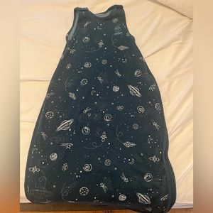 Woolino Sleep Sack size 2-4 (space - glow in the dark). Very lightly used.